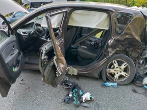 Zdjęcie przedstawia: uszkodzony samochód osobowy w wyniku zdarzenia drogowego.