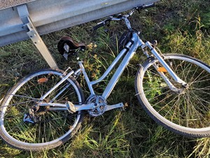 Zdjęcie przedstawia: zniszczony rower.
