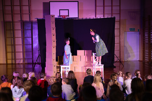 Zdjęcie przedstawia: scenę podczas przedstawienia teatralnego.