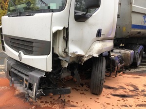 Zdjęcie przedstawia: uszkodzony przód samochodu ciężarowego.